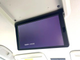 【フリップダウンモニター】大画面モニターで後席でもエンタメをお楽しみいただけます。小さなお子様にも大人気の装備です♪