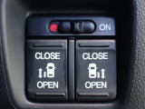 運転席からもスライドドアをボタン操作でスピーディーに開閉できます!またスマートキーでも操作できるので便利です。