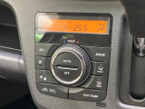 【オートエアコン】一度お好みの温度に設定すれば、車内の温度を検知し風量や温度を自動で調整。暑い&hellip;寒い&hellip;と何度もスイッチ操作をする必要はありません。快適な車内空間には必須の機能ですね♪