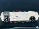 スピードメーターなどの運転に必要な計器とともに、オーディオ・電話の操作画面などを表示。レイアウトはステアリングスイッチで切り替えでき運転に集中しながら必要な情報を瞬時に得ることが可能。