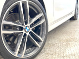 ●純正18インチアルミホイール:輸入車ならではの卓越した走りを支えるホイールと足回りです!日本車の走りに慣れている方にもぜひ体感して頂きたいほど、高いレベルでまとまっていま