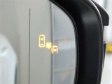 ブラインドスポットモニター装備。隣車線を走る車両を検知。ドアミラーでは確認しにくい後、側方エリアに存在する車両や急接近してくる車両も検知しドアミラーに搭載されたLEDインジケーターが点灯します。