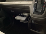 収納式ドリンクホルダーは、運転席・助手席どちらからも手が届きやすく、使いたい時にサッと引き出せる便利な仕様です。
