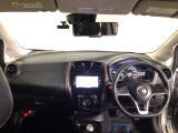 【前方視界】開放的な前方視界!運転がしやすく疲れにくいです♪窓が大きく、見通しがとっても良いおクルマですよ♪