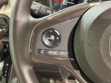 ステアリングにオーディオ操作スイッチが付いています。オーディオ画面に直接タッチしなくても操作が出来ますので、運転に集中できます。