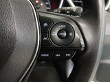 ステアリングには運転中でも簡単に操作できる各種スイッチついてます