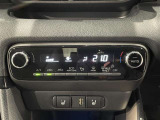 【オートエアコン】一度お好みの温度に設定すれば、車内の温度を検知し風量や温度を自動で調整してくれます。