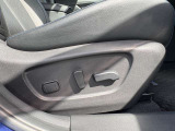 電動シート搭載してます。電動シートは無段階で調節する事ができるため、運転者のベストな位置に細かく調節する事ができます!