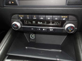 ハンドルヒーターにシートヒーター、エアコンはオートエアコンで快適に運転が出来ます。