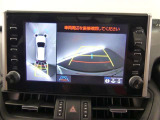 【全周囲モニター】車を上空から見下ろしたような映像をカーナビ画面に映し出し、車庫入れや縦列駐車をサポートしてくれます。