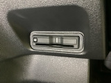 ハンドルの左下にETCがついています。高速道路の料金所の通過も楽々です。 カードの取り出しもしやすい場所についています。