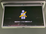 【13.2型有機ELフリップダウン】三列目からでも迫力のエンタメが観れる大画面フリップダウン。有機ELのモニターでは、一般的なフリップダウンよりも高コントラストでキレイな映像を楽しめます。