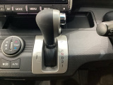5速AT車のセレクトレバーです。低速から高速までスムーズな走りを実現するとともに、エンジン効率のよい領域を維持することで燃費にも貢献します。
