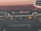 運転席、助手席に3段階調整式シートヒーターを装備。またステアリングにもヒーターを装備。フルオートエアコンなので温度を設定するだけで、吹出口・風量を自動的に調整してくれますので、快適にお過ごし頂けます。