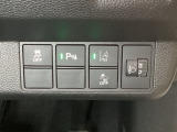 ハンドルの右側にはヘットライトリベライザーとHondaセンシング用のメインスイッチがついています。ヘッドライトリベライザーは道路状況や積荷の加重に応じてライトの高さを調節できます。