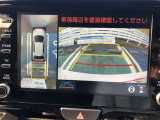 車の全周囲の画像が表示されます。運転席から見づらい個所なども、上空から見たような映像で確認できます。映像のきりかえも出来、後方確認だけでなく大変便利な機能です。
