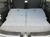 リヤシートを倒すと大きな荷物も搭載可能です。