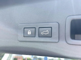 【パワーバックドア】スマートキーや運転席のボタンを押すだけでリアゲートが自動で開閉します!荷物を持っている時や、高い位置にあるバックドアを閉める際に便利な機能です♪