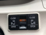 【両側電動スライドドア】です。小さいお子様やご年配の方も、簡単にドアの開閉ができます。また左右の行き来やスペースの狭い所でも安心して乗降できるので便利です。