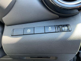 ハンドル右奥には各種設定スイッチがあります。運転者がスッと手を伸ばせば操作できので便利です。