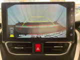 【バックカメラ】 駐車時に車両後方の様子を見ることができるので、運転の不安を軽くします。