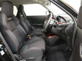 高いホールド性で運転姿勢が安定します。長距離ドライブでも疲れにくいのが魅力です。快適なドライビングライフをお送りください♪