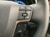 前方の車との車間を設定し、スピードを上げたり緩めたりを自動で行ってくれる追尾式の「レーダークルーズ」。上級装備の一つです!高級車にしかつかない嬉しい機能です。