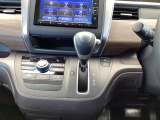 【eコンスイッチ】低燃費運転をサポートするECONモード。スイッチをONすると、エンジンやトランスミッション、A/Cなどを協調制御し、燃費の向上に貢献。エコドライブの効果を高めます。