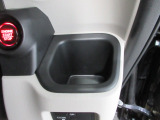 運転席右側のドリンクホルダーです。