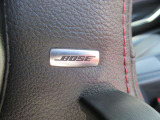 BOSEサウンドシステムを搭載。「良い音を出す」ではなく、その車種のごとに特徴を計算(車種専用設計)し、「反響音」を作り出すことによってどの座席でも自分中心で音が聴こえ、「心地よい空間」を作り出します。
