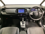 車内は光触媒抗菌消臭施工済です。インパネ周りはスタイリッシュなデザインで機能や装備も充実しています。グローブボックスやカップホルダーのほかにトレーなどたくさんの収納スペースが付いています。