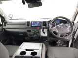 オシャレなインテリアで運転する気分も盛り上がりますよね^^