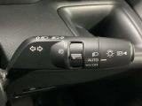 【オートライト】車のセンサーが周囲の明るさを感知し、自動でヘッドライトを点灯・消灯する機能です。この機能は夕暮れ時の交通事故が多い時間帯の安全性を高めてくれます。