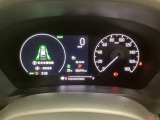 ハイブリット車専用のメーターです。右側の大型スピードメーターに加え、ステアリングスイッチを使って左のマルチインフォメーション・ディスプレイで燃費や動力伝達などの情報が見れるようになっています。