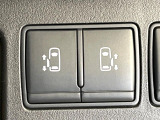 【両側パワースライドドア】スマートキーや運転席のスイッチで後席両側スライドドアの開閉が可能♪電動だから力を入れてドアを開ける必要が無く、小さなお子様でも簡単に開け閉めでき快適です♪