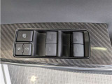 パワーウィンドウのスイッチですよ。 運転席に居ながら窓を開け閉めのコントロールできますよ。 ロック機能で、子供がイタズラして窓を開けるという事も無くなりますよ。
