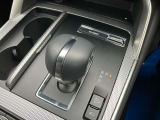 Pレンジの入れ忘れ警告などが可能なエレキシフト(電動シフト)を搭載したフローティングセンターコンソールです。