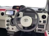 運転席まわりです。 各操作スイッチは使いやすい位置に配置されてます。
