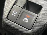 【電動パーキングブレーキ】パーキングブレーキは便利な電動式!ボタン一つで操作でき、アクセルを踏めば自動で解除されます♪レバーやペダルが無いので運転席廻りもすっきりしますね♪