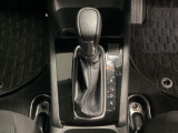 CVT車のセレクトレバーです。低速から高速まで、変速ショックのないスムーズな走りと、エンジン効率のよい領域を維持して燃費にも貢献します。