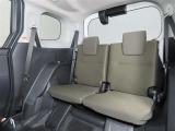 便利な5:5分割可倒式シートです。収納と乗車人数のバランスに優れています♪荷物の大きさに応じたラゲージスペースをフレキシブルに作り出せるので、シーンに応じた使い方ができます♪