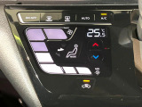 【オートエアコン】一度お好みの温度に設定すれば、車内の温度を検知し風量や温度を自動で調整。暑い&hellip;寒い&hellip;と何度もスイッチ操作をする必要はありません。快適な車内空間には必須の機能ですね♪