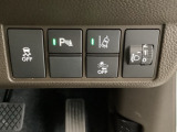 ハンドルの右側にはヘットライトリベライザーとHondaセンシング用のメインスイッチがついています。ヘッドライトリベライザーは道路状況や積荷の加重に応じてライトの高さを調節できます。