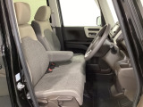 女性でも運転がしやすいように、シートの高さ調整機能(シートリフター)がついています。運転席と助手席の間が空いている為、助手席側への移動がスムーズです。交通量の多い道でも助手席側から乗り降りができます。