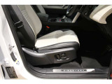 美しいステッチと滑らかな手触りが特徴の、上質に仕立てられた運転席シート。長時間のドライブでも身体を優しく支え、疲れを感じさせない快適な座り心地を実現しています。