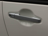 ドアハンドル リクエストスイッチでドアロックの開閉が可能です。