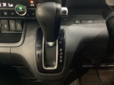CVT車のセレクトレバーです。低速から高速まで、変速ショックのないスムーズな走りを実現するとともに、エンジン効率のよい領域を維持することで燃費にも貢献します。