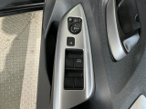 狭い駐車場で便利な電動格納ドアミラーが付いています。