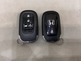 スマートキーを装備しています。鍵を差し込むことなくドアロックの開け閉めと、スタートボタン操作でのエンジンスタートができます。ボタン操作でトランクが開けられる電動テールゲートのボタンもついています。