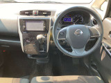 すっきりした運転席周りにはナビやエアコンの操作パネルを設置しておりますので、お一人での運転でもご安心できます。